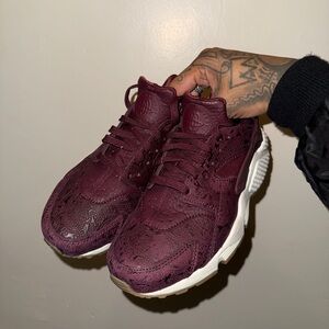 Nike Maroon Air Huarache Women’s